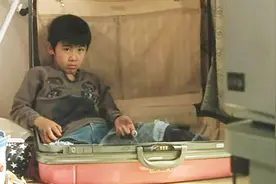 日本女子偷偷生下4个孩子，不敢让人知道，竟藏在行李箱里视频封面