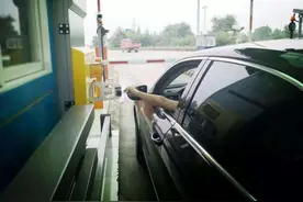 上万车主因停车取卡被罚？交警：已经网开一面了，还是不长记性图片