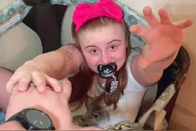 美国女子不想长大，22岁还要在家学宝宝穿纸尿裤，男友全力赞成图片