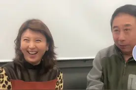 冯巩闫学晶私下聚会，女方手机上万暴露财大气粗？疑要一起上春晚图片