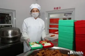 这个学校推出午餐“红绿双色饭盒”！吃得饱、不浪费图片