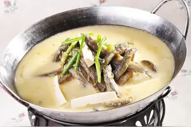 把泥鳅和豆腐一起放入锅中，会做出泥鳅钻豆腐吗？掀开锅家人笑了图片
