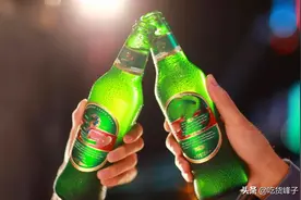 没启瓶器能打开啤酒瓶吗？只要找对瓶盖上的小机关，用手一弹就开图片