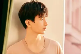 成毅初秋治愈写真大片，身穿沙黄色中袖，满溢着青春气息图片