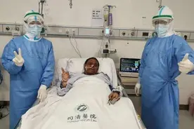 武汉中心医院“黑脸医生”胡卫锋去世，生前治疗四个月新冠肺炎图片