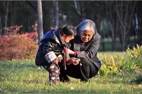 老人帮子女带完孩子之后，不愿意再回老家？主要还是这几个原因图片