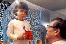 美国“泡泡男孩”：出生就送进隔离膜，12岁临终第一次亲吻妈妈图片