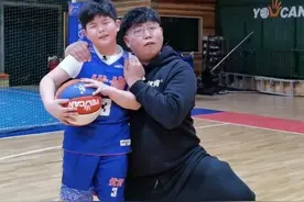 10岁安吉为减肥苦练篮球，双手握拳秀肌肉，教练忍不住直夸可爱图片