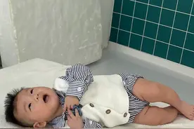 四个月的宝宝边吃边玩图片