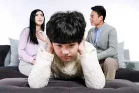 刀子嘴真的很伤人，父母这4句刀子般的话，经常说会慢慢割伤孩子图片