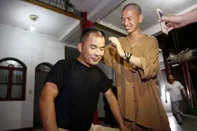 中国第一个“剃发为僧”的亿万富豪，深山隐居11年，妻子拒绝相认图片