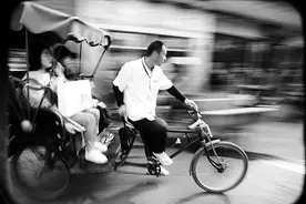 北京城串胡同的人力三轮车-黑白照片拍摄于后海图片
