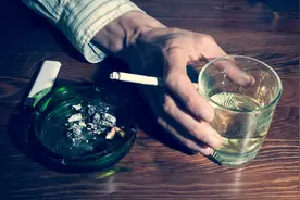 临河一男子醉卧绿化带，幸亏民警及时发现图片