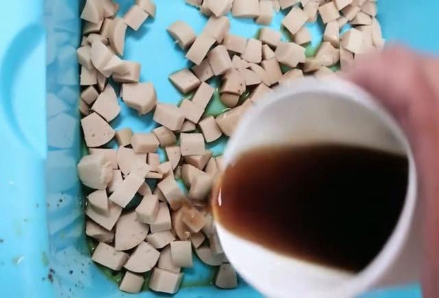 火腿肠也能钓鱼吗？用白酒、红糖、氨基酸水泡制后，有效果