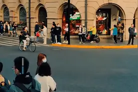 上海一妈妈骑车送宝宝上学，感觉就像回到了上世纪80年代图片