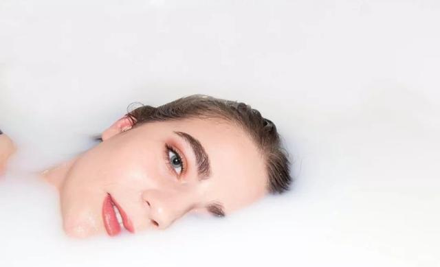 港风的高级感把可爱风秒成渣渣，18岁的袁咏仪造型成经典