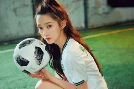 有种“不公平”叫关晓彤父母，吻了小女儿的脸，没给大女儿留扇窗图片