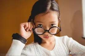 孩子近视了就必须戴眼镜吗？家长一定要重视，小心害了孩子图片
