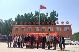 党建引领：关爱贫困户 温情暖人间图片