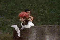 鱼：大哥你不是说洗热水澡吗，你放葱姜蒜是几个意思－搞笑动图图片