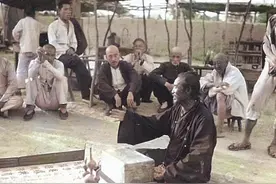 徐州记忆：1941年7月钟鼓楼前的鬼子和街头卖药的道士图片