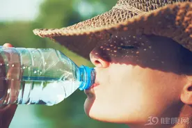 一喝水就想尿，是排毒还是肾功能不好？3个尿频异常得多留意图片
