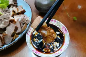 猪身上这块肉，我家最爱这样吃，不炒不油炸沾点酱汁好吃又解馋图片