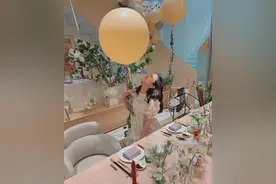 张子萱晒照为小女儿庆祝百日，现场布满鲜花，身材恢复似少女图片