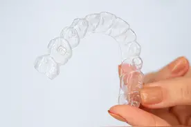 关于隐形牙套的材料图片