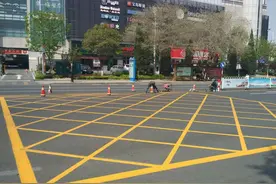 排队停车扣3分罚200，车主复议驳回，交警：这条线内不能停车图片