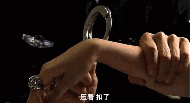手铐打不开了怎么办！找119啊！警察也得这么干