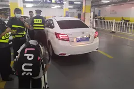 严格执法，不忘温情服务——行李箱轮子坏了？别着急，这里的执法人员帮你修！图片