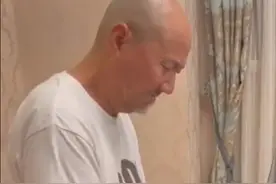 61岁腾格尔居豪宅弹琴，疑与郁钧剑醉酒眼神迷离，胡子花白太显老图片