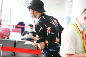 李现穿印花衬衫背包走路画风搞笑 踩波点凉鞋搭纯白棉袜图片