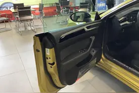 2021款大众CC到店，内饰更高级，卡库金很大气，配2.0T图片