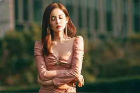 娜扎低胸露脐装被赞性感好看，前胸环扣设计独特，网友：又纯又欲图片