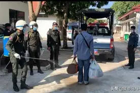 协助住客逃避隔离，柬埔寨一酒店保安遭押送警察总署图片