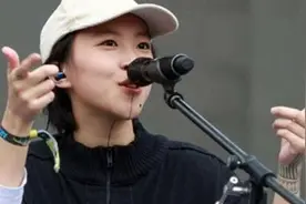 窦靖童正装布鞋出席活动，气质超王菲，网友却说她像一个月没洗头图片