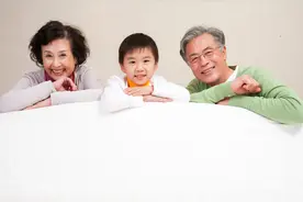 有了二宝以后，大宝和谁睡成了一个难题，过来人说：别和奶奶睡图片