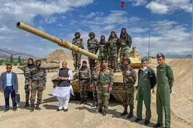 印度防长军演作秀，结果当众出丑！印网友嘲讽：不懂，就别装了图片