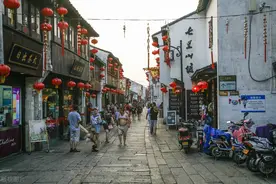苏州“日本街”成网红地后遭骂声！街上无人穿和服，门店都关了图片