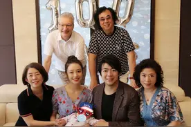 郎朗为儿子庆祝百日宴，娇妻吉娜已恢复好身材，岳父岳母气质佳图片