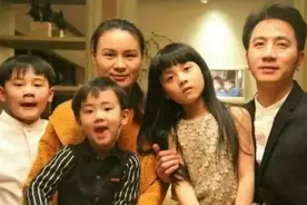 阳阳与林生斌的合照，让人看清一些问题，林爱他们吗？图片