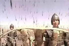 古代打仗，为何士兵被箭射中后就倒地身亡？学者：没死也不敢动图片
