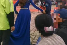 主持人朱迅主持婚礼，助理全程为其提裙，举止礼貌被赞央视一姐图片