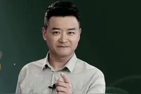 他与妻子18岁相恋，12年才结束爱情长跑，今41岁把妻子宠成公主图片