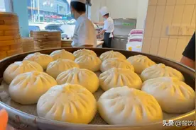位卑未敢忘忧国！郑州包子店老板：“包子不卖，饿了就拿”图片