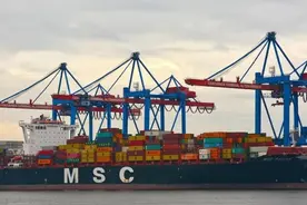 地中海航运集装箱船遭遇暴风雨，23个集装箱落水图片