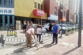 新华区城管局下发整改通知书 责令禧福荷堂B区物业公司拆除圈地护栏图片