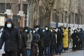 吐槽当今社会的彪悍老太图片
